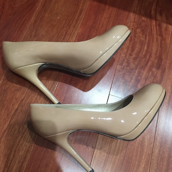 Stuart Weitzman Patent Pump - Picture 6 of 8